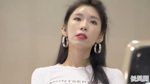 2025凉山州选美大赛：吉日李英闪耀登场，美丽与智慧并存