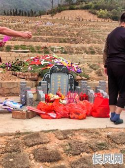 立碑怎么选吉日（立碑怎么选吉日和日子）